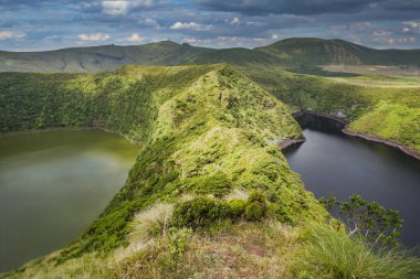 Atlantik Okyanusu 'ndaki yeşil cennet, krater gölü, Flores adası, Azores, Portekiz. 