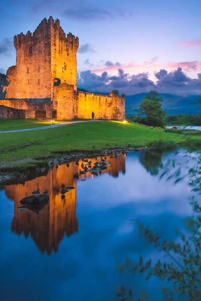 Idyllisch Landschap Van Ross Castle Verlicht Schemering Het Killarney National — Stockfoto