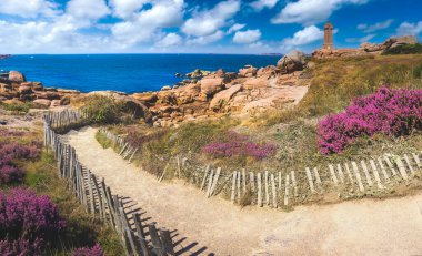Ploumanach deniz fenerinin panoramik manzarası, Brittany, Cote de Granite Rose, Fransa. 