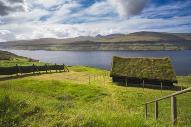 Faroe Adaları 'ndaki Eysturoy Adası' nın kuzeydoğu ucundaki Gjogv köyü yakınlarında çarpıcı deniz manzaraları görülüyor. Yüksek kalite fotoğraf
