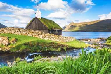  Danimarka 'nın Faroe Adaları' ndaki Eysturoy adasındaki Funningur köyündeki otlak kilisesi.. 