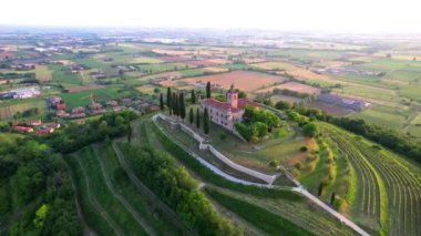 La Santissima Kalesi, Gussago Brescia İtalya üzerinde yörünge görüntüsü. 