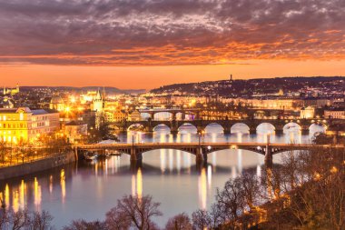Charles Bridge ve Vltava nehri ile muhteşem günbatımında Prag, Çek Cumhuriyeti .