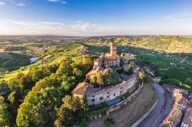 Arka planda üzüm bağıyla Cigognola Kalesi 'nin havadan görünüşü, Oltrepo Pavese, Pavia, Lombardy, İtalya. 