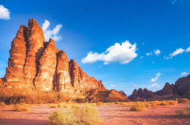 Wadi Rum Çölü, Ürdün. Kızıl çöl ve Jabal Al Qattar dağı.. 