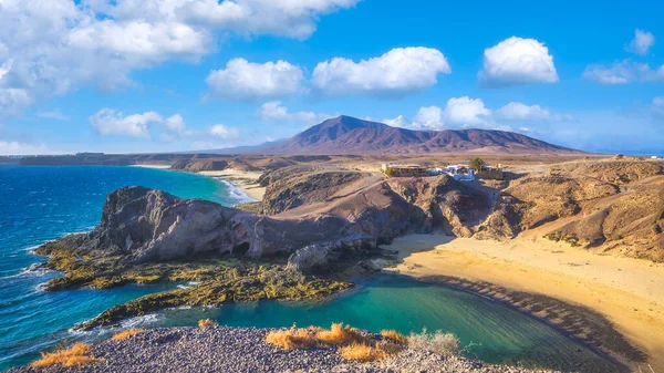 Papagayo sahilindeki turkuaz okyanus suyuyla Lanzarote, Kanarya Adaları, İspanya. Yüksek kalite fotoğraf