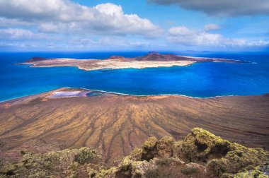 Mirador Del Rio 'dan La Graciosa adasının manzarası. Lanzarote. Kanarya Adaları. İspanya. 