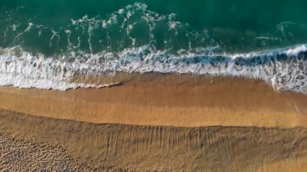 Blick Von Oben Auf Schönen Sandstrand Mit Azurblauem Meerwasser Wellenausbreitung Stockvideo