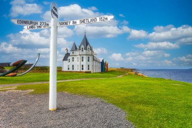 John Ogroats tabelası yaz güneşli bir günde dağınık bulutlarla İskoçya, İngiltere.