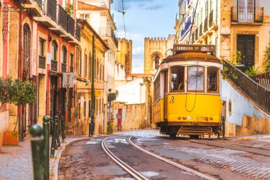 Lizbon 'un eski kasabası ve arka planında Santa Maria katedrali olan ünlü sarı tramvay 28. Lizbon, Portekiz. 