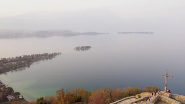 イタリアのガルダ湖のロッカ マネルバの航空写真 ガルダ湖のパノラマビューのロッカ マネルバ 動画クリップ