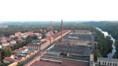  UNESCO 'daki fabrikanın hava görüntüsü dünya mirası işçi köyü Lombardiya Adda nehri üzerinde. 