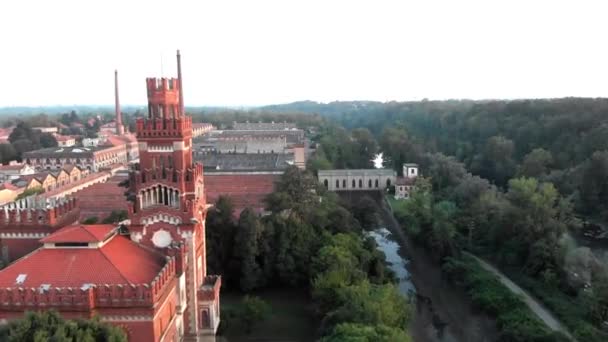 Luftaufnahmen Des Schlosses Der Historischen Industriestadt Crespi Dadda Bei Bergamo lizenzfreies Stockvideo