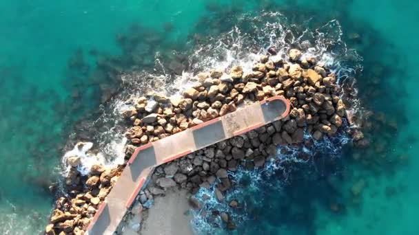 意大利利古里亚萨沃纳省弗罗迪的海面上 无人机鸟瞰着防波堤 — 图库视频影像