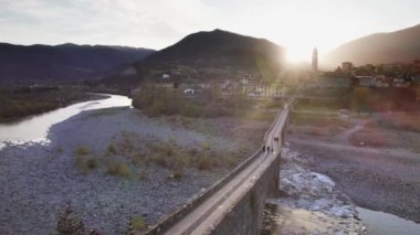 Günbatımında Gobbo köprüsünün üzerinden hava görüntüleri, Bobbio, Piacenza ili, Emilia Romagna, İtalya. 