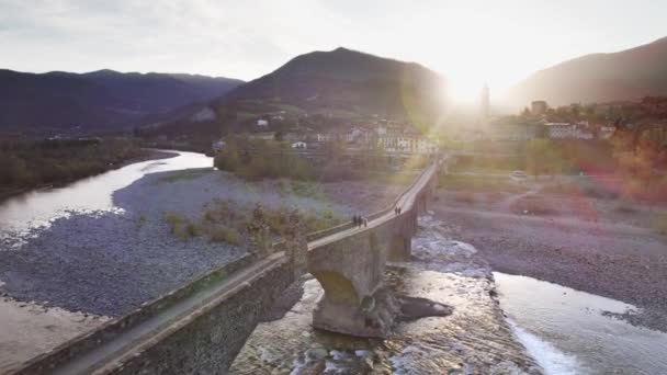 ボビオ ピアチェンツァ州 エミリア ロマーニャ イタリアの間にトレビア川の上のゴブブ橋の上に空中撮影 ストック動画