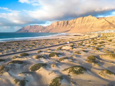 Famara plajındaki kum tepelerinin havadan görünüşü. Lanzarote. Kanarya Adaları. İspanya. 