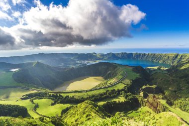 Miradouro da Grota do Inferno bakış açısı yakınlarındaki Sete Cidades manzarası, Sao Miguel Adası, Azores, Portekiz. 