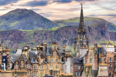 Edinburgh şehir merkezinin yüksek görüş açısı ve arka plandaki tepeler, Edinburgh, İskoçya. 