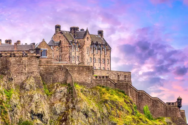 Edinburgh Daki Castle Hill Güneş Doğarken Yeşil Çimlerle Kaplı Skoçya Telifsiz Stok Imajlar