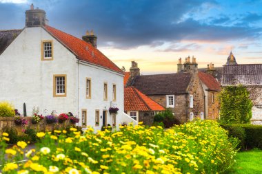 Culross 'taki ana cadde boyunca bir yaz günü gün batımında İskoçya, İngiltere.