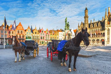 At arabası Grote Markt Meydanı Ortaçağ City Brugge sabah, Belçika. 
