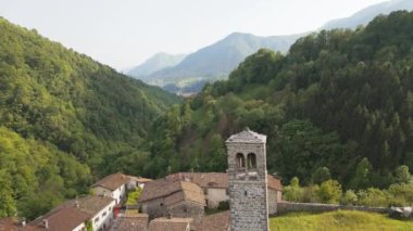  Cornello dei Tasso 'nun hava manzarası, Brembana vadisinde antik bir köy, Bergamo, Lombardy, 