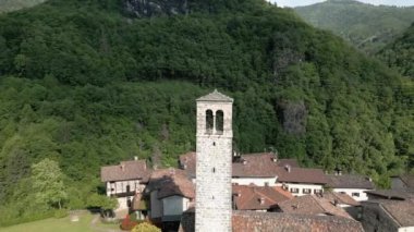  Cornello dei Tasso 'nun hava manzarası, Brembana vadisinde antik bir köy, Bergamo, Lombardy, 
