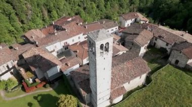  Cornello dei Tasso 'nun hava manzarası, Brembana vadisinde antik bir köy, Bergamo, Lombardy, 