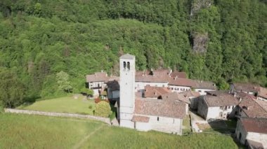  Cornello dei Tasso 'nun hava manzarası, Brembana vadisinde antik bir köy, Bergamo, Lombardy, 