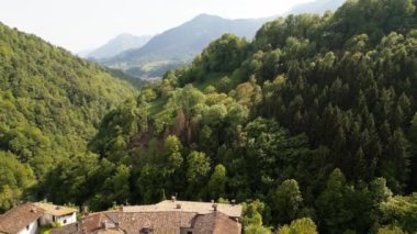  Cornello dei Tasso 'nun hava manzarası, Brembana vadisinde antik bir köy, Bergamo, Lombardy, 