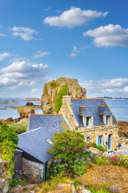 Brittany, Fransa 'daki geleneksel bir Fransız kır evinin güzel manzarası. Yazın mavi gökyüzü.. 