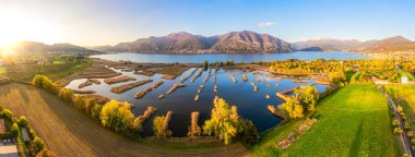 Iseo Gölü, Franciacorta, Lombardy, İtalya 'daki Ulusal Peat Bogs rezervinin panoramik manzarası