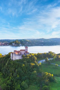 Angera 'nın Rocca Borromea şehrinin dikey panoramik hava manzarası, Angera, Varese bölgesi, Lombardy, İtalya . 