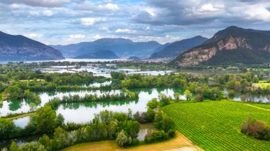 Arka planda Iseo Gölü, Franciacorta, Lombardy, İtalya, Peat Bogs Ulusal Rezervi 'nin havadan görünüşü. 