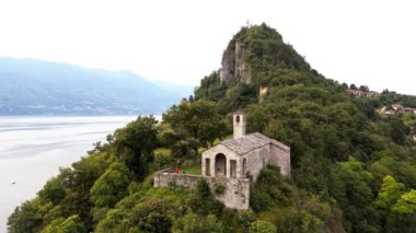 Calde 'li Rocca ve Maggiore Gölü' nün hava yörüngesi manzarası gün batımında, yaz gününde, İtalya 'daki Castelveccana. 