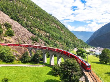 Bernina Ekspres treninin Rhaetian Demiryolu, Grisons Kantonu, İsviçre 'nin. 