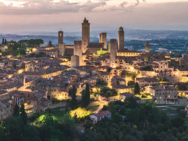 Günbatımında San Gimignano ortaçağ şehir kulelerinin gökyüzü ve kırsal manzara manzarası. Toskana, İtalya, Avrupa. 