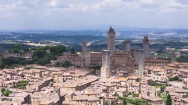 Yaz mevsiminde ortaçağ köyünün hava zaman çizelgesi. San Gimignano, Siena Eyaleti, Tuscany, İtalya. 