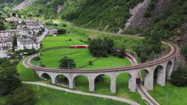 Bernina Ekspres treninin Rhaetian Demiryolu, Grisons Kantonu, İsviçre 'nin. 