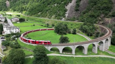 Bernina Ekspres treninin Rhaetian Demiryolu, Grisons Kantonu, İsviçre 'nin. 
