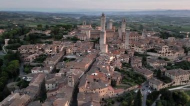 San Gimignano 'nun gündoğumunda gökyüzü manzarası, UNESCO Dünya Mirası Alanı, Siena Eyaleti, Toskana, İtalya. 