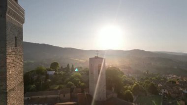 Gün batımında San Gimignano 'nun Hava Açılış Görüntüsü, UNESCO Dünya Mirası Sitesi, Siena Eyaleti, Toskana, İtalya. 