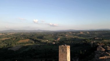Gün batımında San Gimignano 'nun Hava Açılış Görüntüsü, UNESCO Dünya Mirası Sitesi, Siena Eyaleti, Toskana, İtalya. 