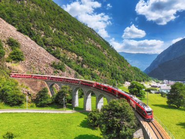 Bernina Ekspres treninin Rhaetian Demiryolu, Grisons Kantonu, İsviçre 'nin. 