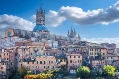 Siena 'nın panoramik manzarası inanılmaz bulutlu Siena, Toskana, İtalya.