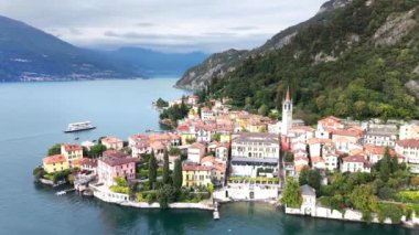 Como Gölü, Varenna, Lecco ili, Lombardy, İtalya 'daki Picturesque bir İtalyan Köyünün Hava Görüntüsü.