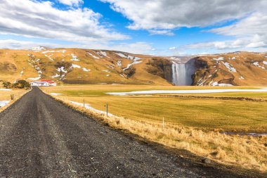 Skogafoss Yolu, İzlanda Şelalesi 'ne giden Manzaralı Yol, İzlanda. 