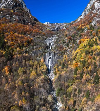 Val di Mello, Sondrio, Lombardy, İtalya 'da sonbahar havası manzarası. 