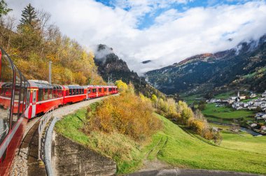 İsviçre Alpleri 'nde Bernina Express adlı kırmızı İsviçre treni. Tirano 'dan St. Moritz' e. İsviçre. 